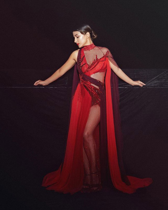 Staggering Poses Of Hina Khan In Red